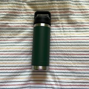 Yeti water bottle w/ chug top color: pine green size:18 oz